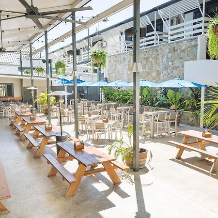 Reef Gateway Hotel Еърли Бийч Екстериор снимка