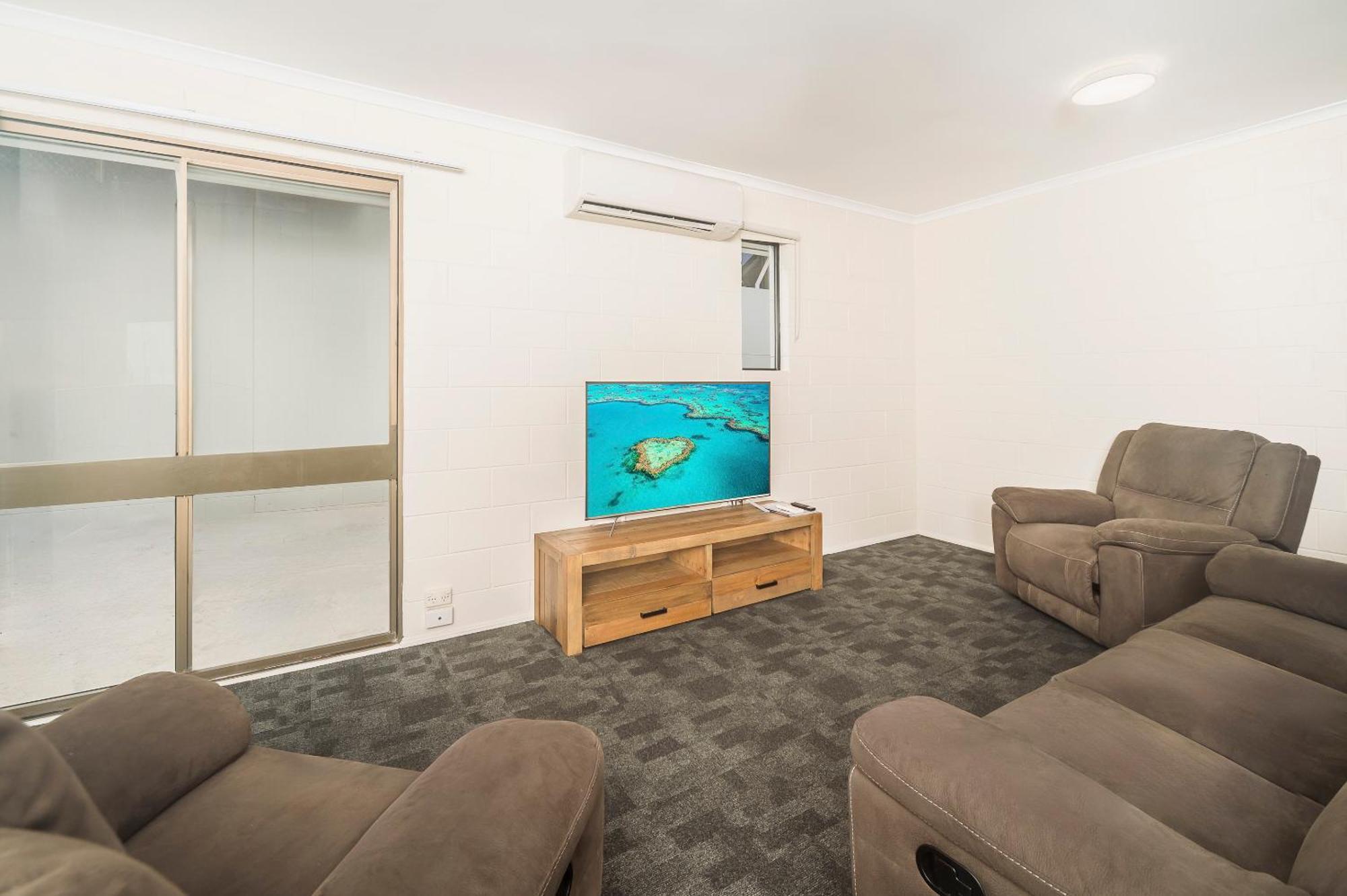 Reef Gateway Hotel Еърли Бийч Екстериор снимка