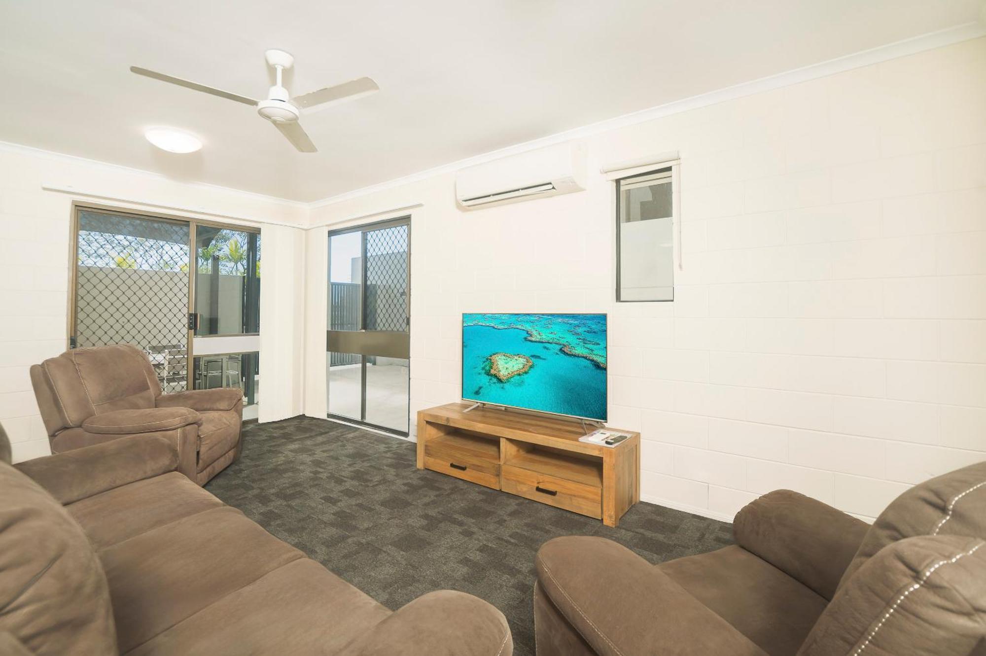 Reef Gateway Hotel Еърли Бийч Екстериор снимка