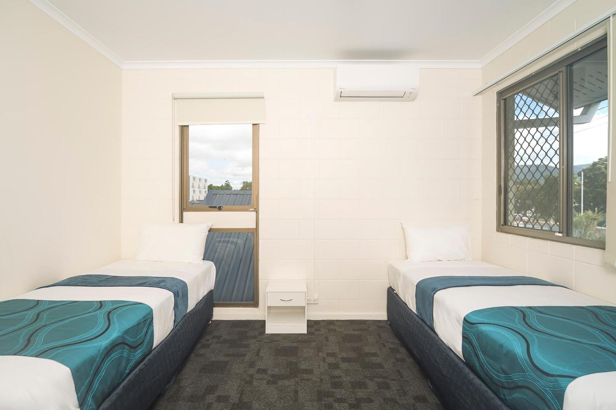 Reef Gateway Hotel Еърли Бийч Екстериор снимка
