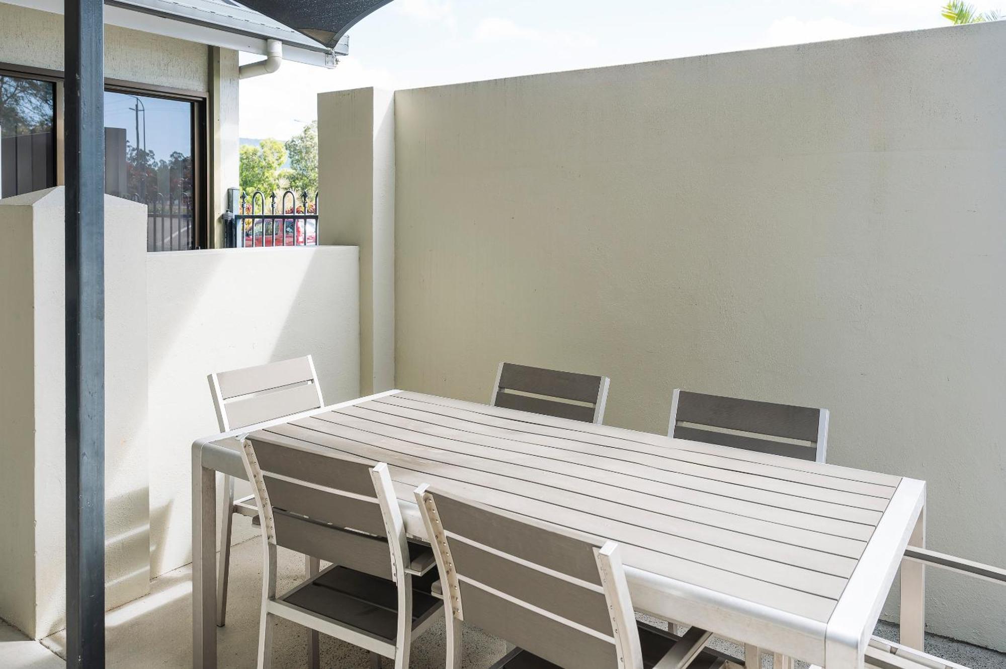 Reef Gateway Hotel Еърли Бийч Екстериор снимка